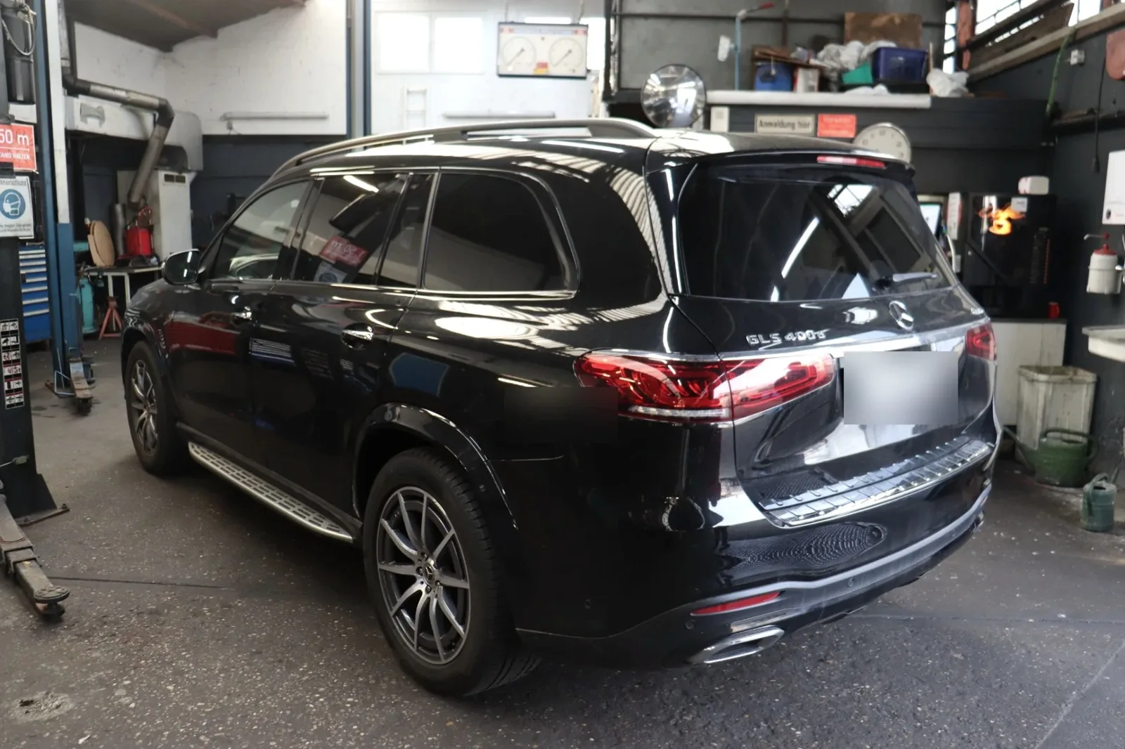 Mercedes GLS in der Werkstatt bei der Begutachtung