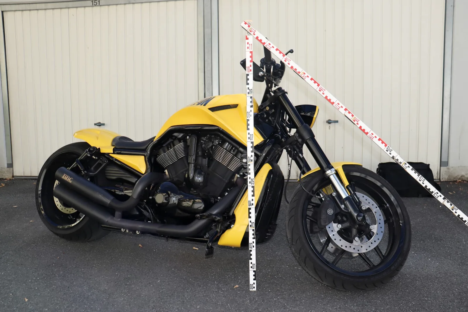 Gelbes Custom-Motorrad, Vermessung mit Messlatten