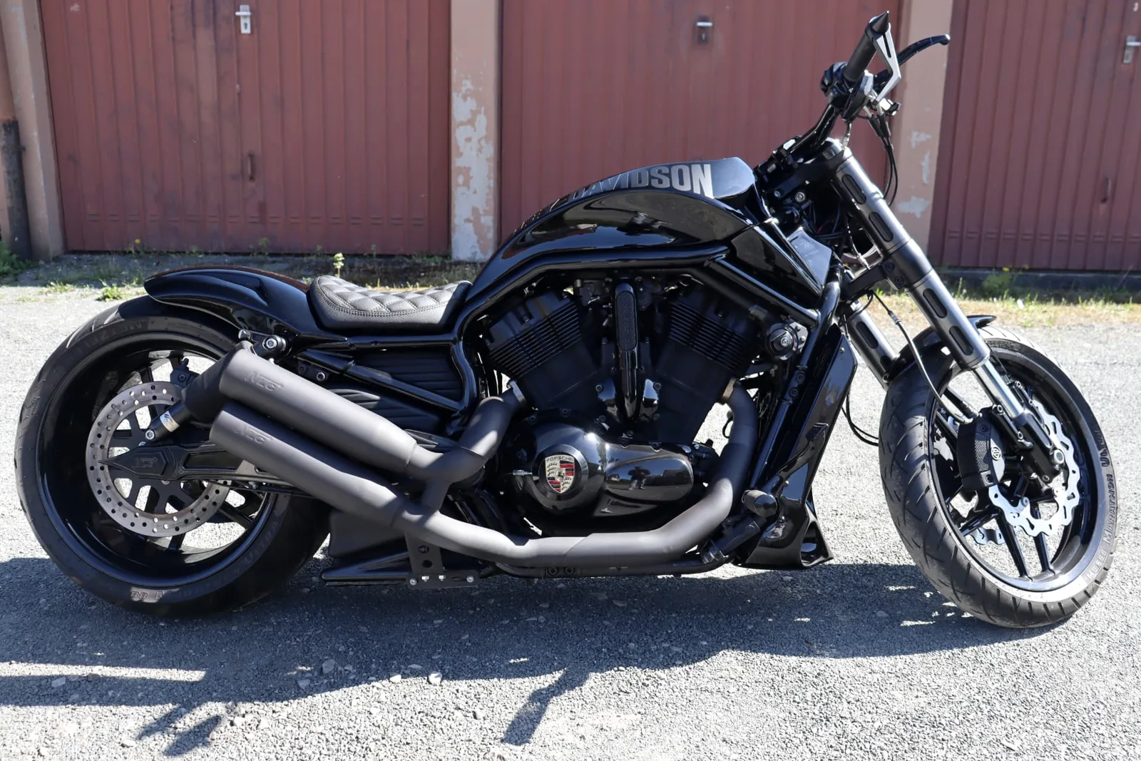 Custom-Motorrad in Schwarz bei der Fahrzeugaufnahme