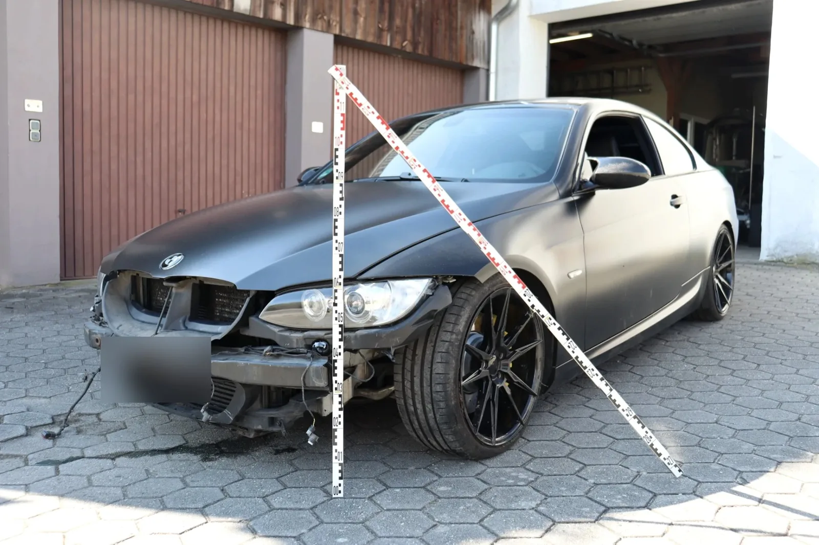 BMW Coupé mit Frontschaden, Vermessung mit Messlatte